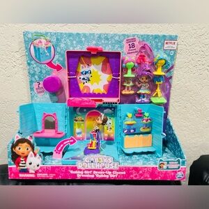 Gabby’s Dollhouse Everydaze Essentials Gabby Dress-Up Closet Portable Playset!